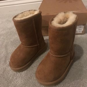 Classic Chestnut Toddler UGGs!